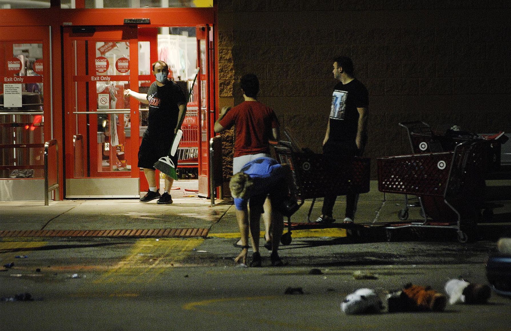 060220-blm-loc-4looters